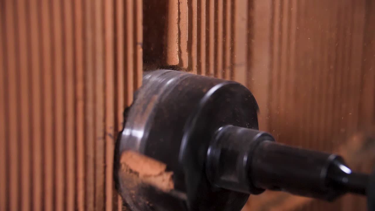 Fazendo um furo em uma parede de tijolos
