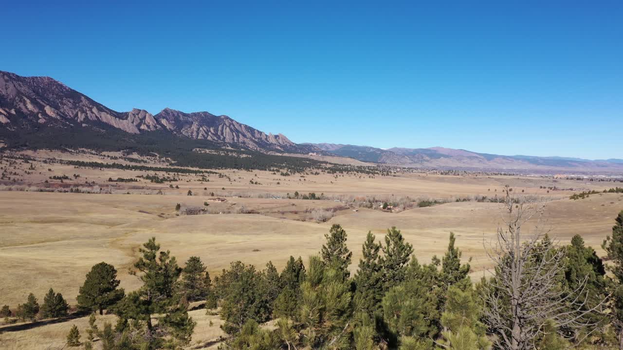 una toma ascendente que captura el hermoso paisaje de colorado