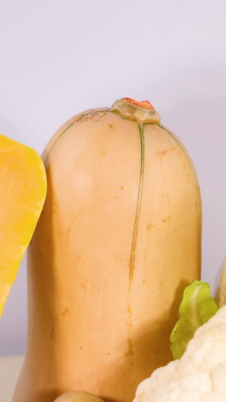 hortalizas variadas expuestas contra un telón de fondo blanco