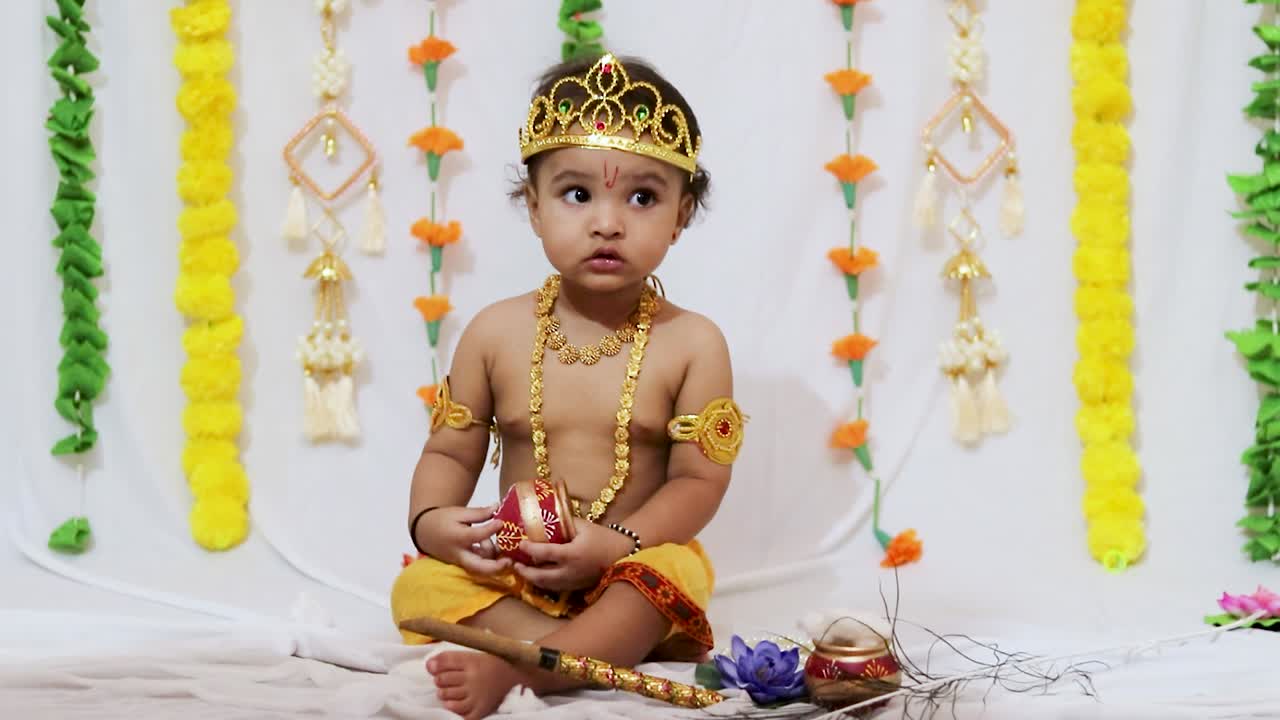 インドで祝われるジャンマシュタミの際にヒンドゥー教の神クリシュナの服を着た可愛い幼児