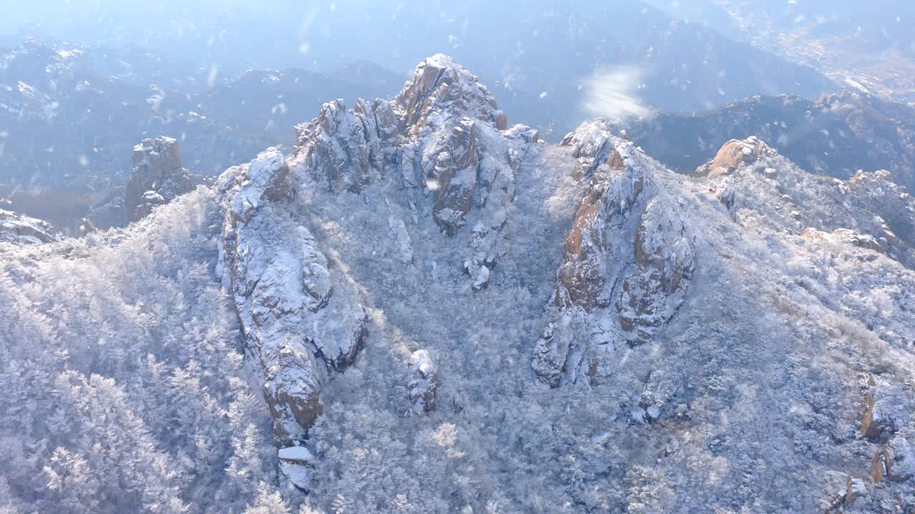 冬には雪が降り、山々は白く覆われます。航空写真では、冬の山々の美しい景色を捉えています。
