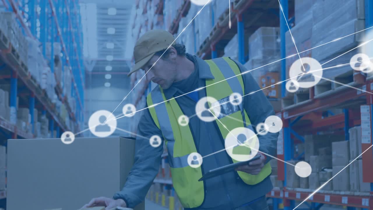 Animazione di una rete di connessioni con icone sopra un lavoratore caucasico in un magazzino