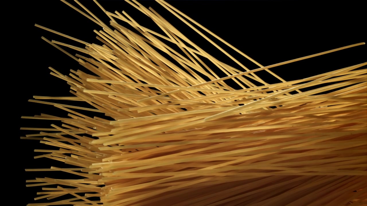 Spaghetti crudi che appaiono e scompaiono su sfondo nero