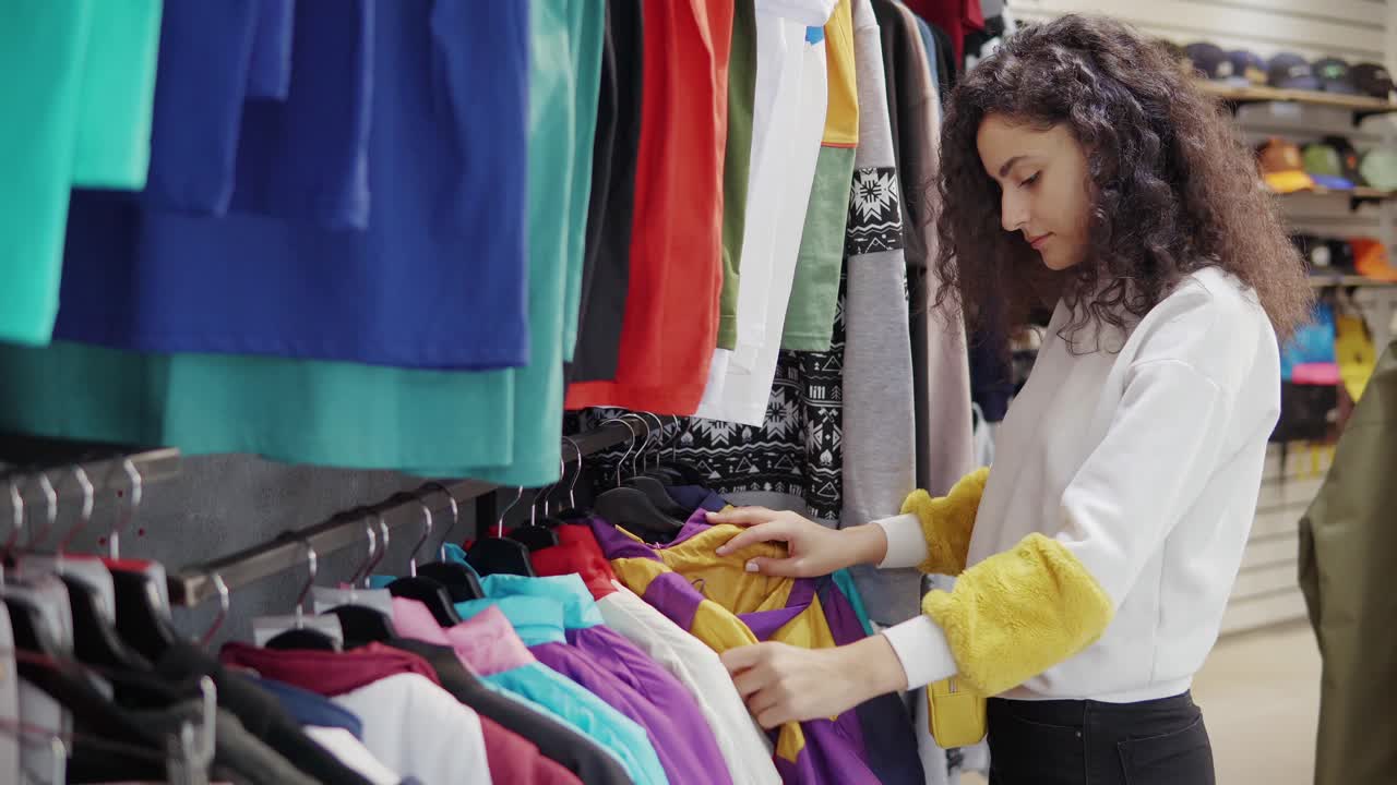 mujer comprando ropa en una tienda de ropa