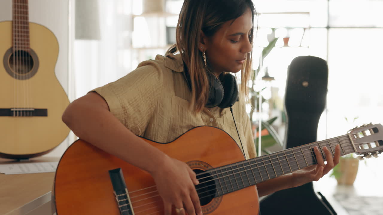 mujer, cantante o músico tocando la guitarra