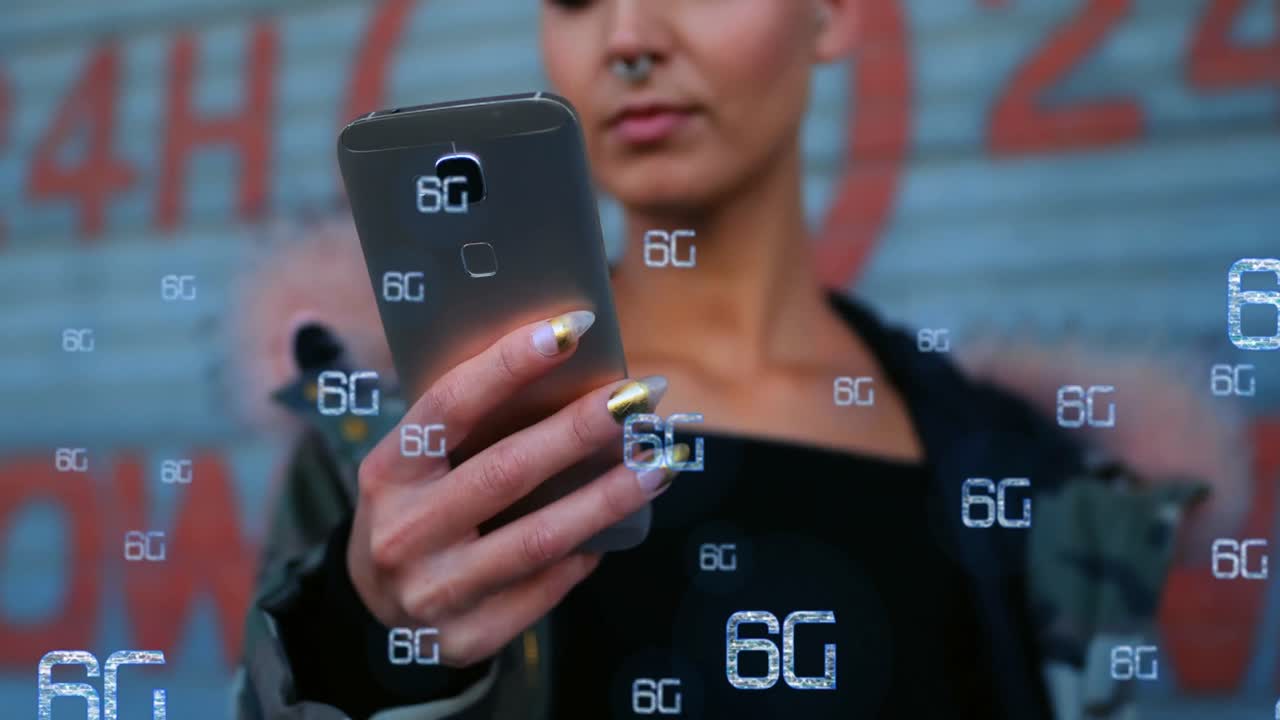 animación de textos de 6g sobre una mujer biracial usando un teléfono inteligente.