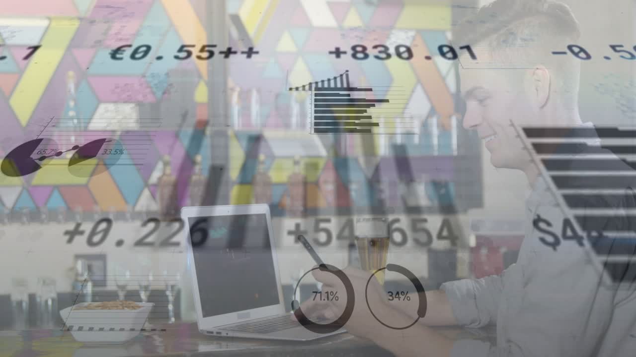 Uomo che digita sul laptop, generando grafici e percentuali di analisi mentre controlla il telefono e porta a termine il compito.