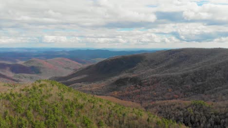 4k-Luftdrohnenvideo-Von-Klippen-Der-Verlorenen-Bucht-Auf-Dem-Blue-Ridge-Parkway-In-Der-Nähe-Von-Linville,-NC