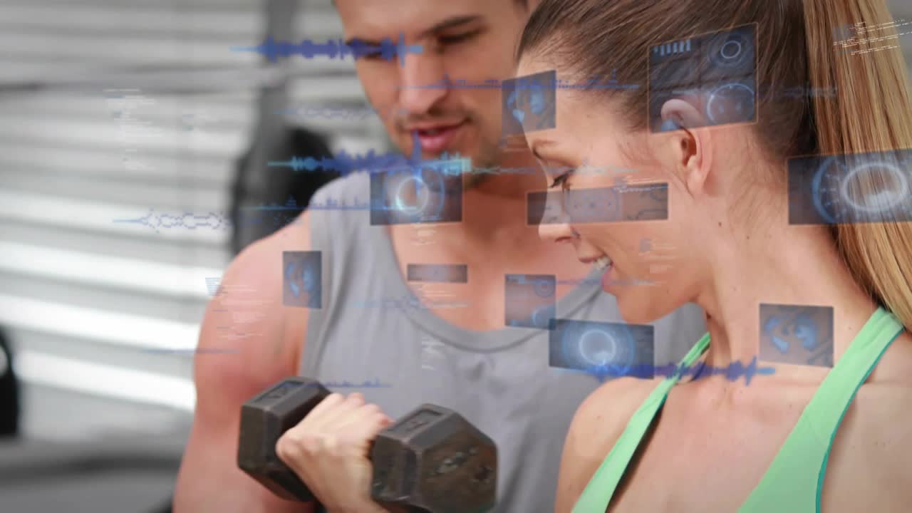 Entrenador de gimnasio asistiendo a cliente haciendo curl de bíceps con mancuerna hexagonal, cámara alejándose superponiendo paneles azules.