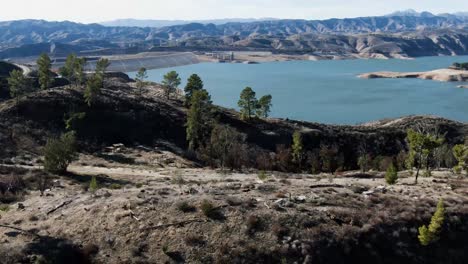 Lago-Y-Presa-Castaic-Con-Campamento-Abandonado-En-Primer-Plano