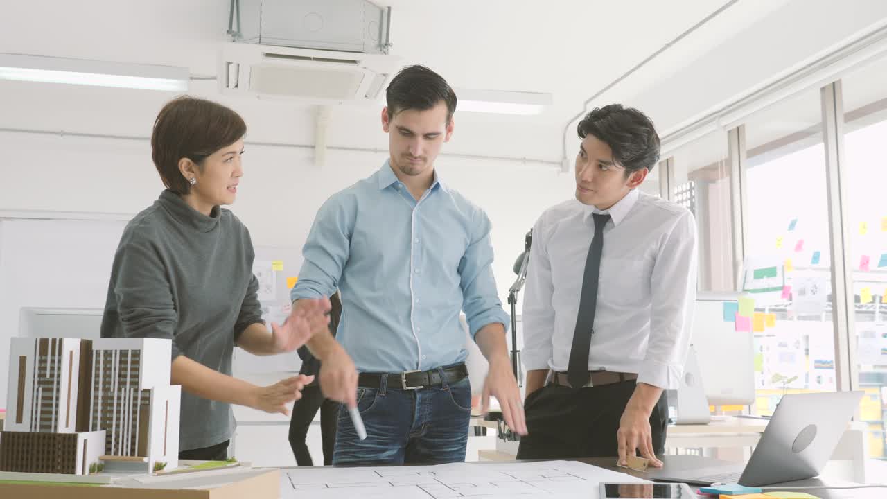 equipo de arquitectos creativos que trabajan juntos en un estudio de arquitectos