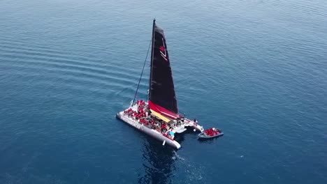 avión no tripulado de un catamarán de barco que navega en el mar