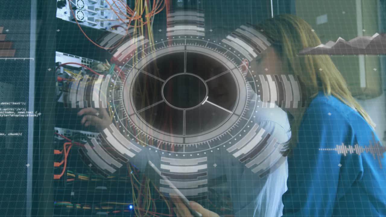 데이터 처리 인터페이스의 애니메이션 백인 여성 엔지니어가 서버  ⁇ 에서 일하고 있습니다.