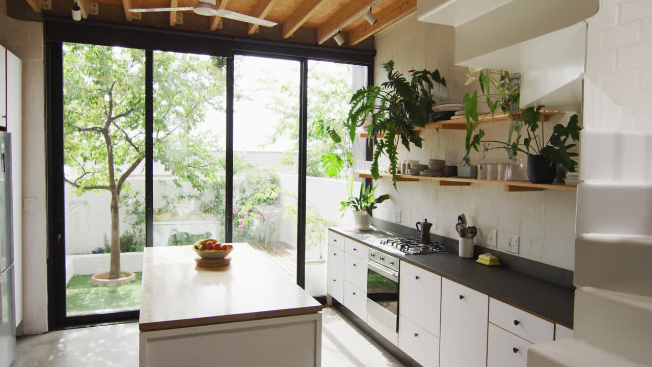 Un design moderno per la cucina presenta linee pulite e luce naturale.