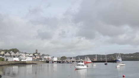 Zeitraffer-Von-Wolken-Und-Booten,-Die-Im-Wind-Im-Hafen-Von-Killybeg,-Irland,-Wehen