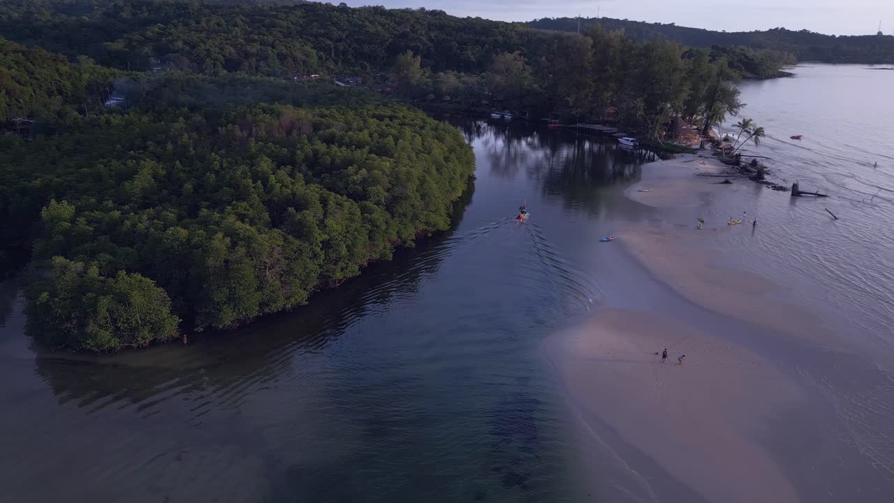 el barco entra en la isla en el río junto al banco de arena