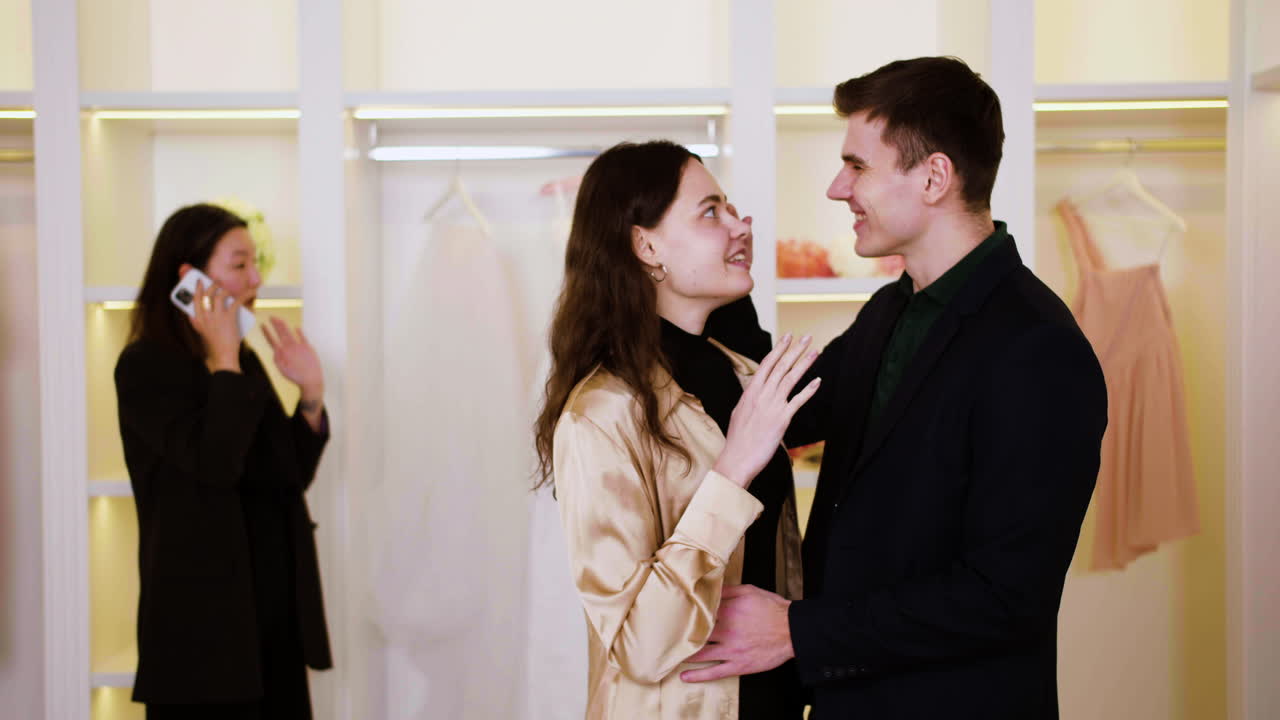결혼식 드레스 가게 에서 대화 하는 부부