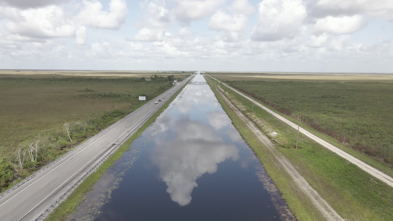 Luftaufnahme: Autobahn und Kanal durchziehen geradlinig den Everglades-Park.