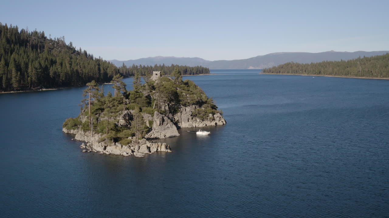 fannette island lake tahoe에서 남자가 파워 보트 뒤에서 다이빙