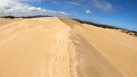 Un-Punto-De-Vista-De-Caminar-A-Lo-Largo-De-Una-Cresta-De-Dunas-De-Arena-En-Un-Paisaje-épico