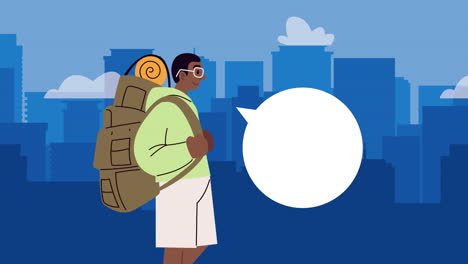hombre con mochila en la ciudad