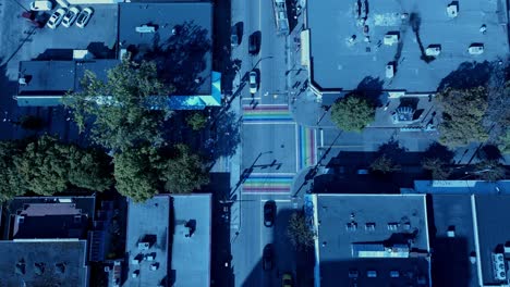 davie bute jim diva plaza top view 4k 드론 가벼운 교통 화창한 날 레인보우 보도는 꾸준한 확대 대중 교통 트롤리 버스로 lgbtq 커뮤니티를 대표하기 위해 캐나다에서 처음으로 거리를 그렸습니다.