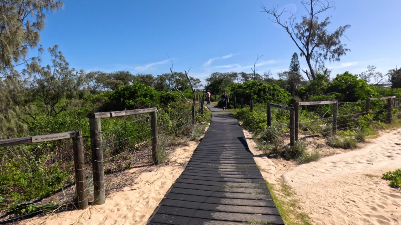 모래 덤불 길 을 고 있는 사람