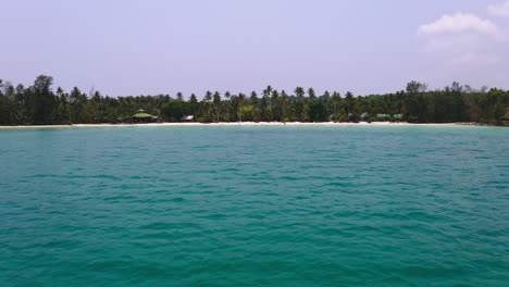 Bahía-De-Mar-Tropical-Y-Complejo-Hotelero-De-Bungalows-En-La-Exótica-Playa-De-Koh-Kood.