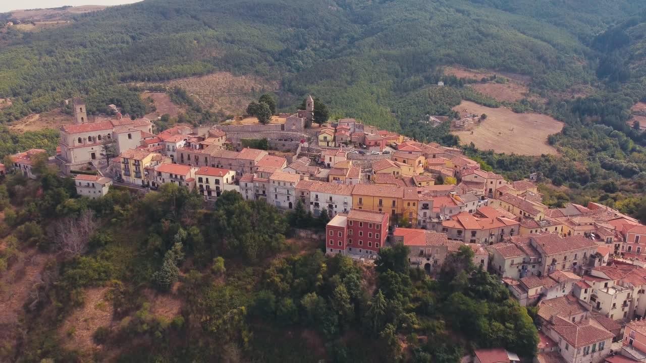 drone volando sobre una vieja ciudad italiana