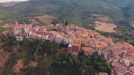 Drone-Volando-Sobre-Una-Antigua-Ciudad-Italiana