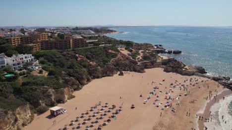 Luftaufnahmen-Des-Wunderschönen-Strandes-Von-Albufeira-In-Portugal