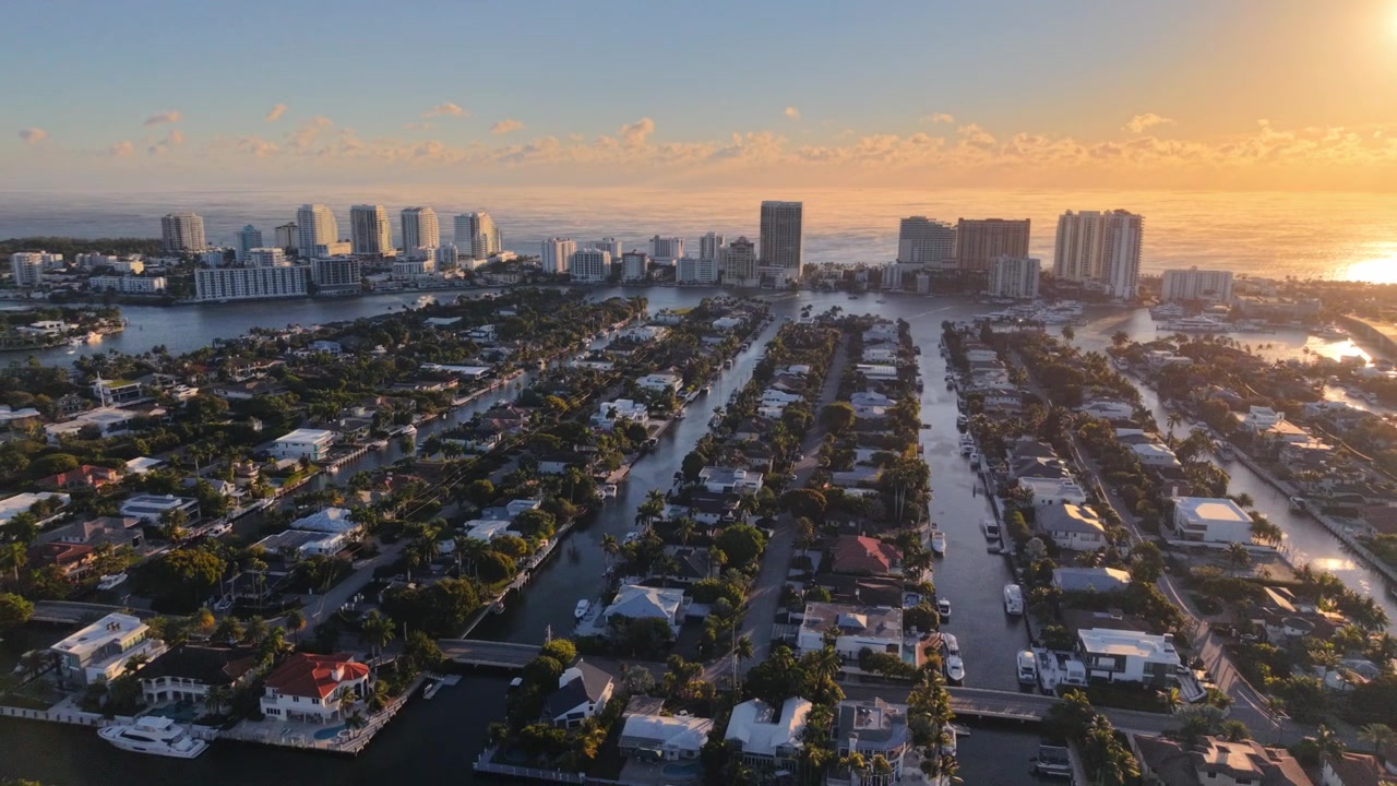 Vista aerea su case di lusso e canali a Fort Lauderdale Beach, Florida