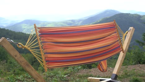 hamaca con una hermosa vista de la naturaleza de las montañas