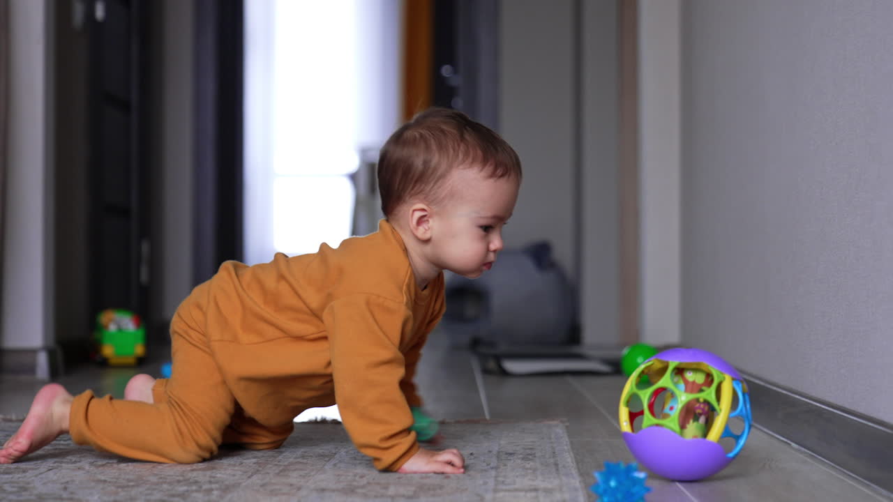 bebé jugando con juguetes