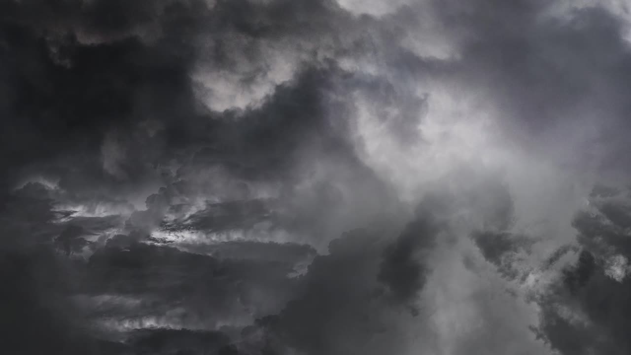 cielo oscuro dramático con tormentas eléctricas