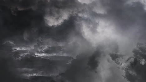 Cielo-Oscuro-Y-Dramático-Con-Tormentas-Eléctricas