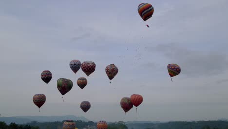 toma de avión no tripulado de globos de aire caliente en vuelo en el festival de globos
