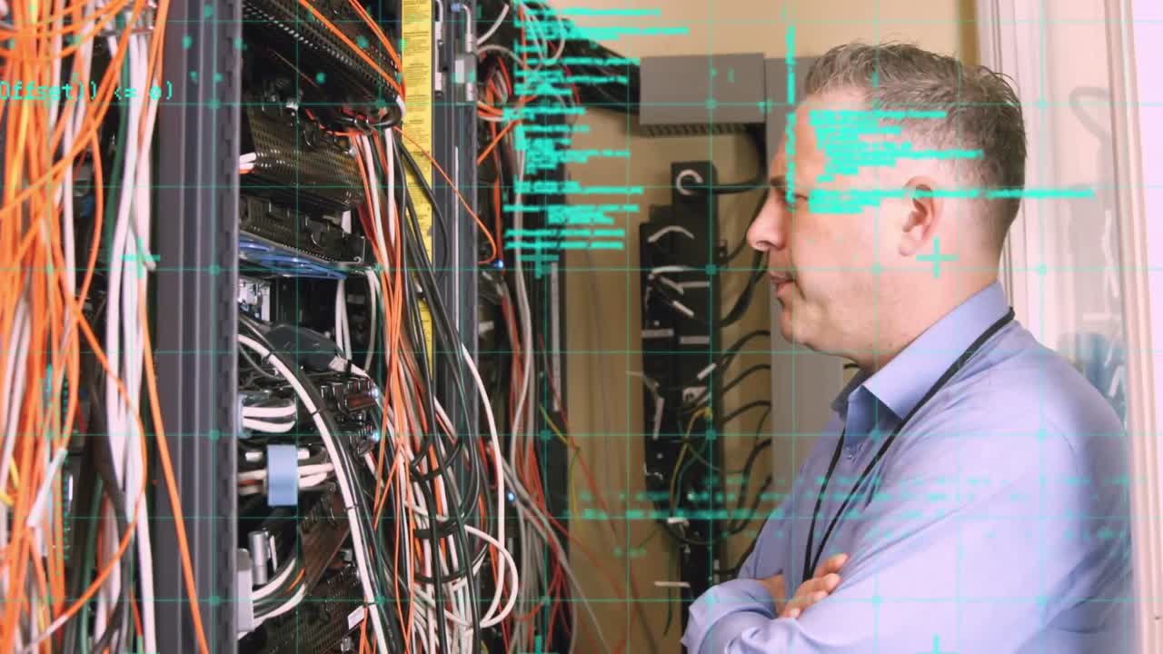 animación del procesamiento de datos sobre el hombre caucásico en la sala de servidores