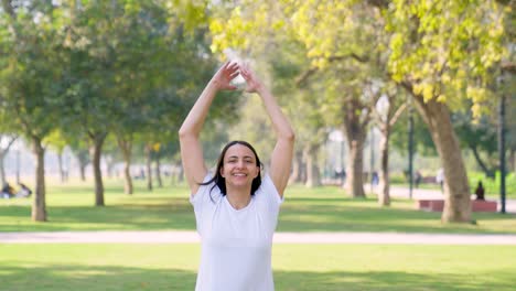 Indisches-Mädchen-Macht-Morgens-Hampelmänner-In-Einem-Park