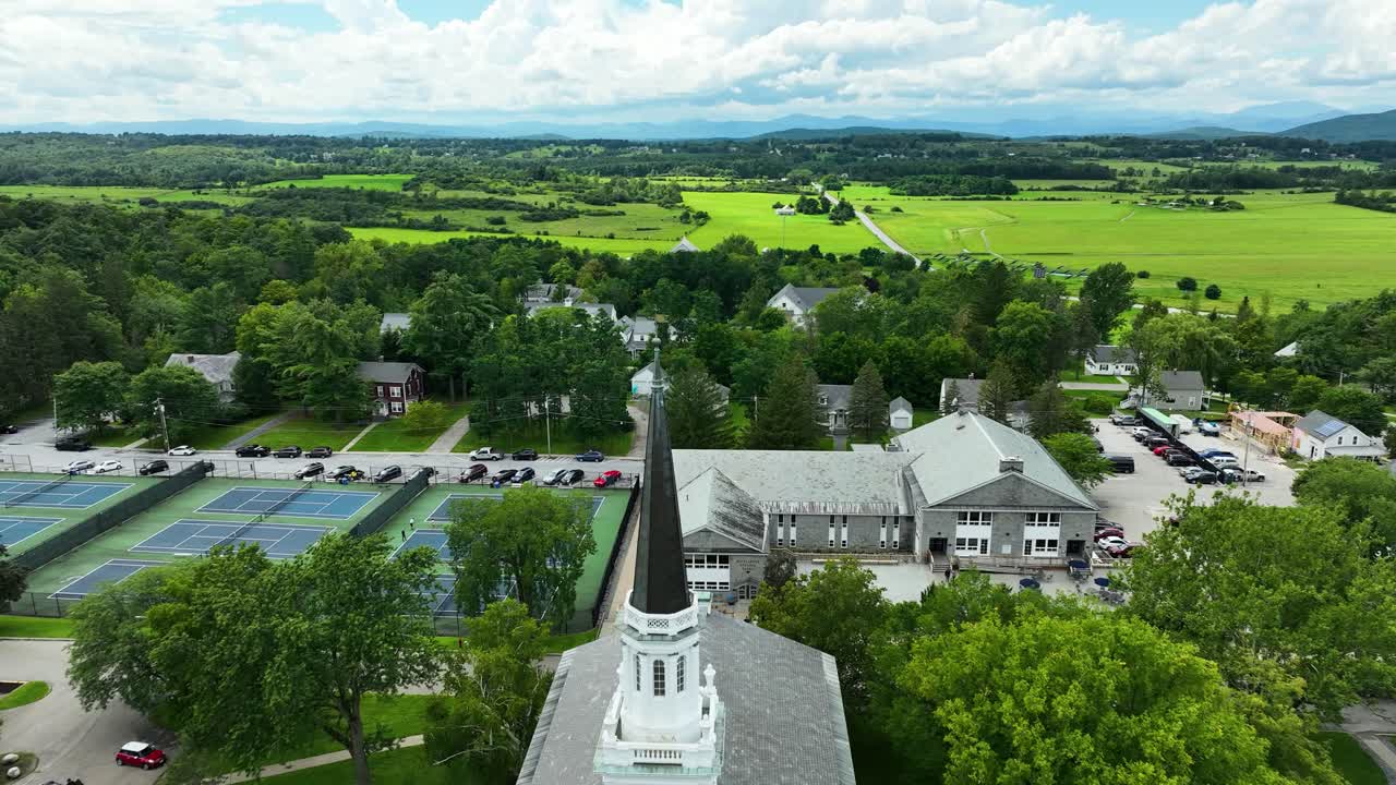 대학교 의 유명한 랜드마크 에 있는 교회 첨탑