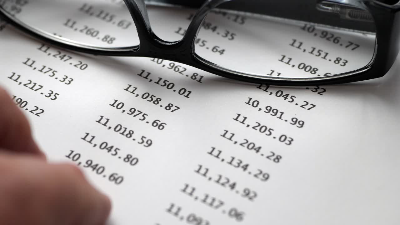 toque con el dedo en el informe financiero