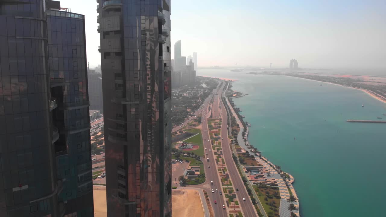 Ripresa aerea ascendente di una grande autostrada ad Abu Dhabi vicino ai grattacieli