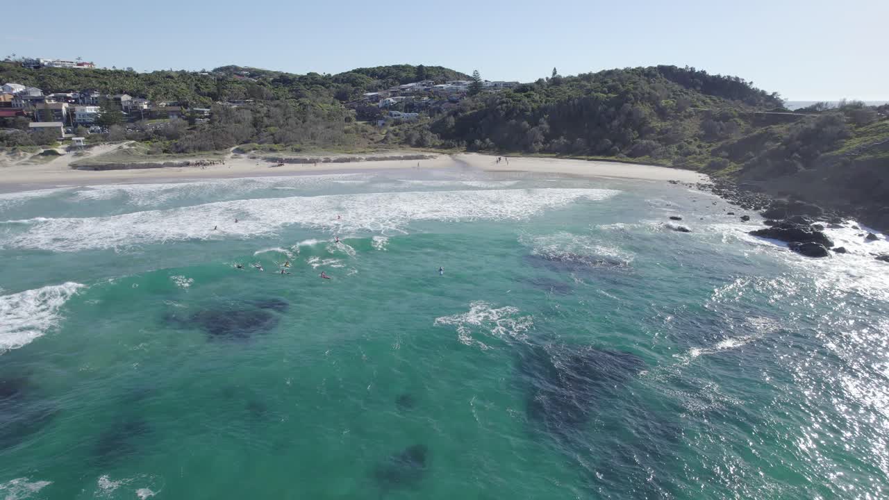 surfistas en la playa del faro en port macquarie, nsw, australia - toma aérea de un dron