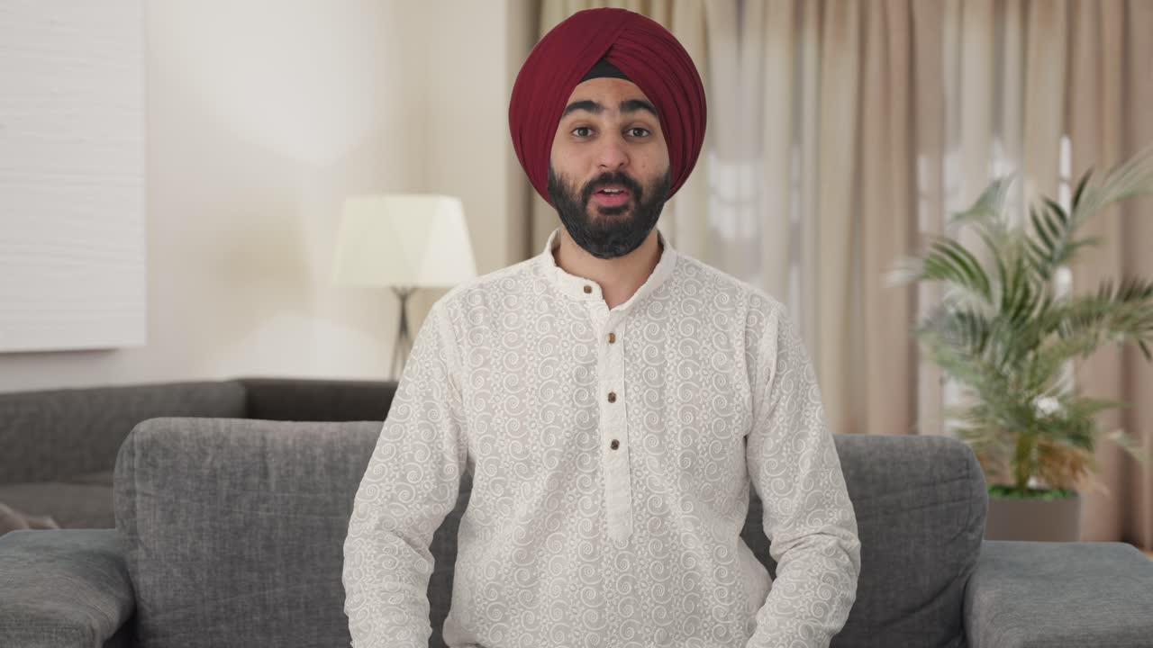 Uomo indiano Sikh felice che parla.