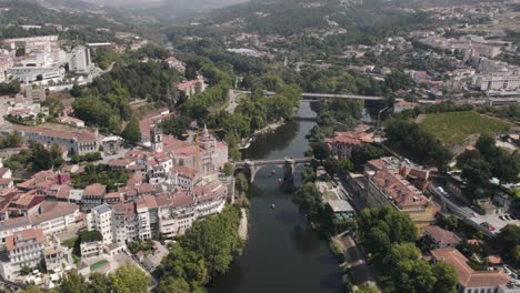 Casco-Histórico-De-La-Ciudad-De-Amarante-Con-Hermoso-Puente-De-Piedra,-Vista-Aérea-Ascendente