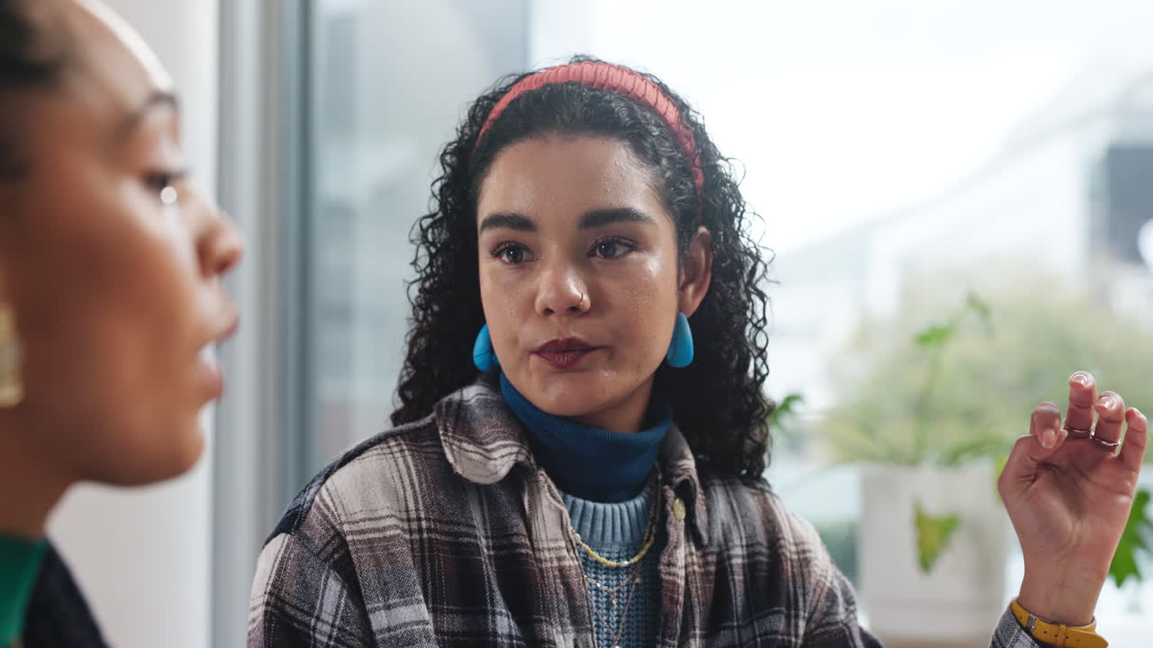 비즈니스 회의에서 두 명의 여성