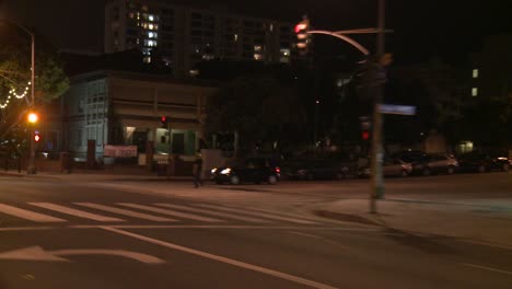 Un-Automóvil-Viaja-Por-Una-Calle-De-Noche-En-Santa-Mónica,-California,-Visto-A-Través-De-La-Ventana-Lateral-7