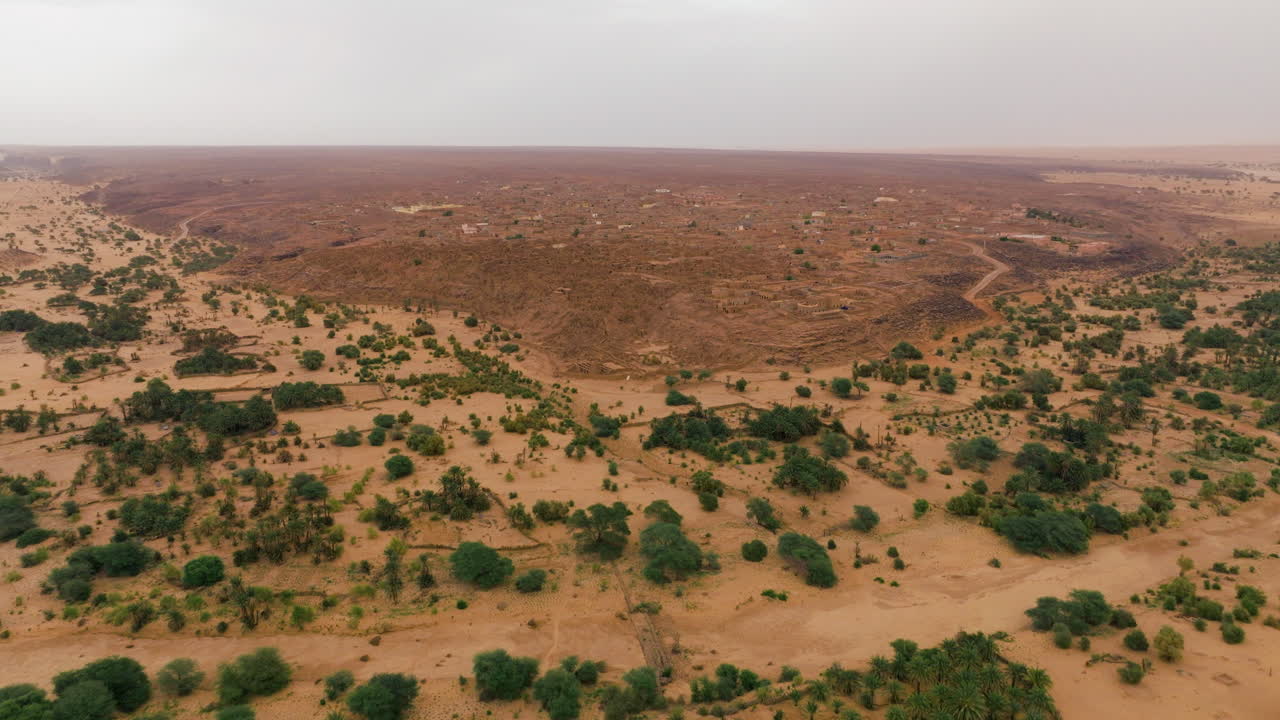 Phong cảnh hoang vắng nhìn ra Thị trấn cổ Ouadane trên Cao nguyên Adrar ở Mauritania. Ảnh chụp từ trên không.