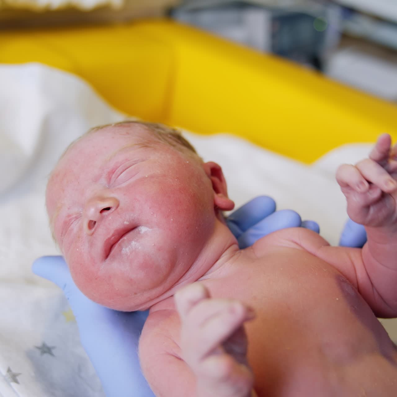 Exame de bebê recém-nascido em hospital. Pediatra profissional de maternidade