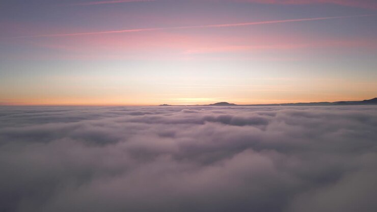vista increíble sobre las nubes al atardecer